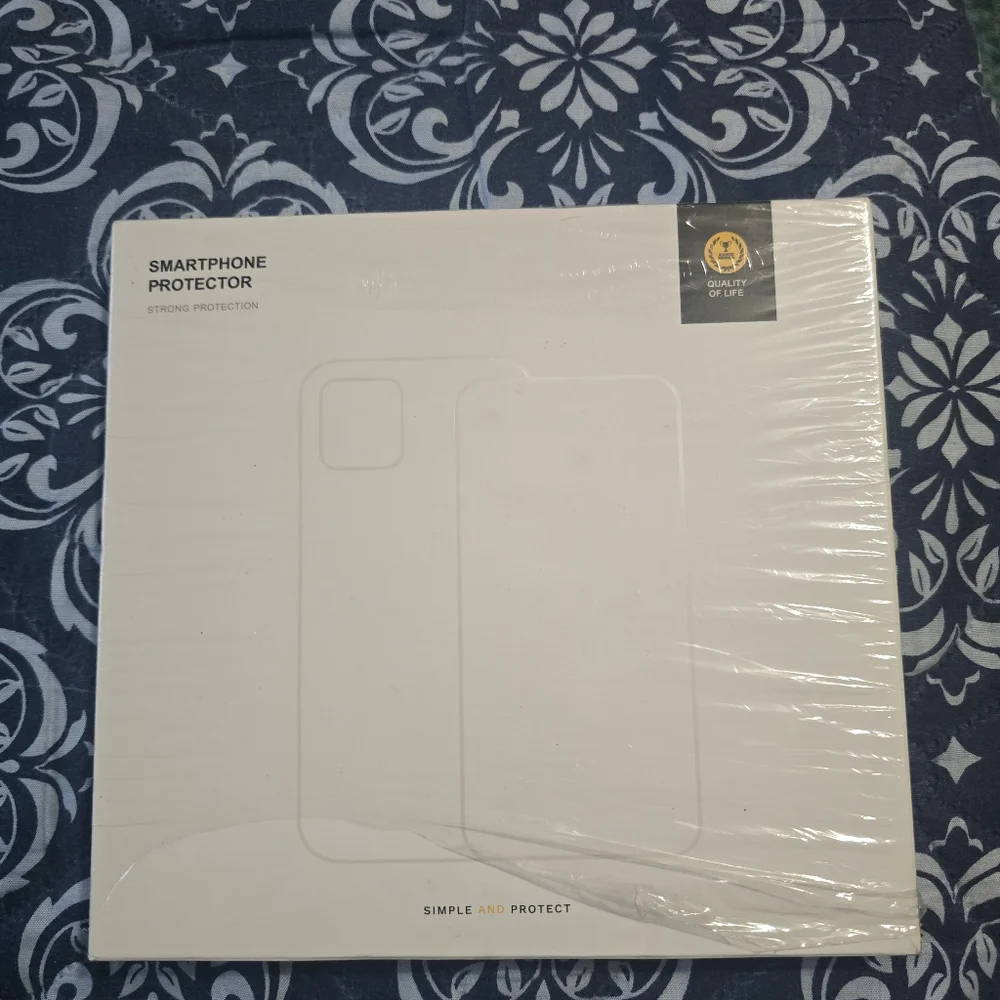 Smartphone Protector Case - Green And 2 Screen Protectors. For 12 /13 Pro Max